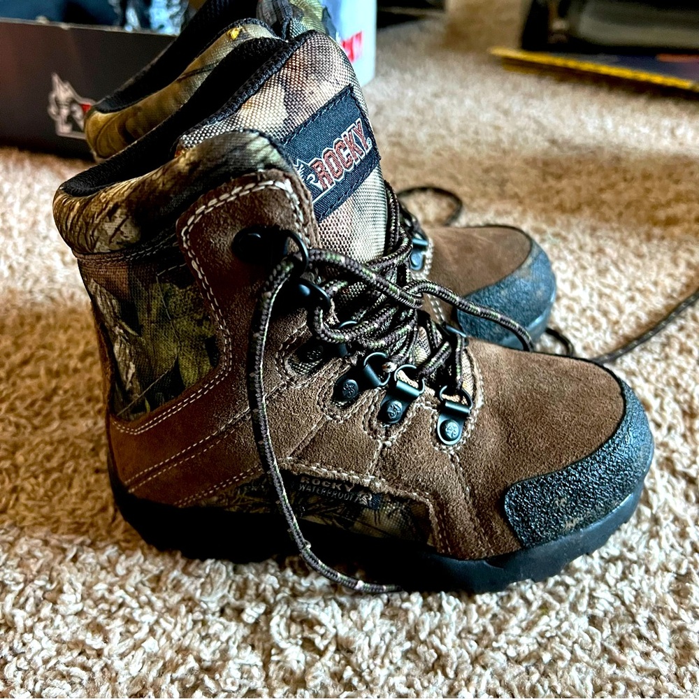 Camo size 11 Toddler water resistant Hunting boots.